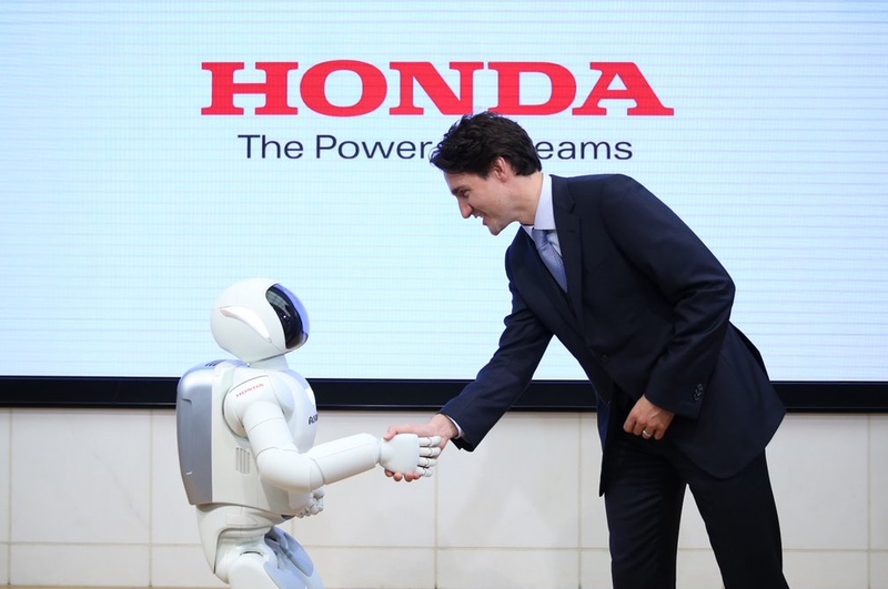 Illustration for article titled Donald Trump Has Never Publicly Shaken Hands With a Robot